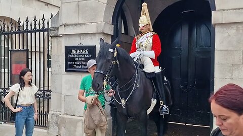 Guards tells her to get off the reins right next to the new sign #horseguardsparade