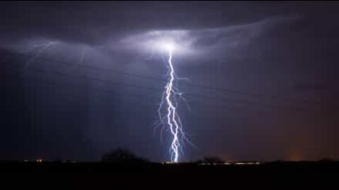 Relâmpago cai assustadoramente perto durante tempestade