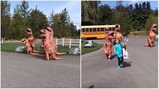 Une famille de T-Rex l'attend après l'école