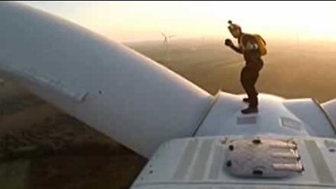 Homem faz BASE Jump do topo de um aerogerador!