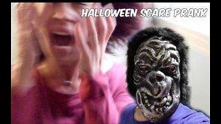 SCARING MY MOM DRESSED AS A GORILLA PRANK!!