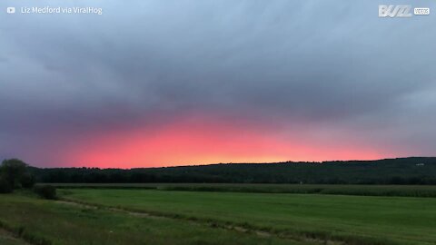 Cette cycliste a vu un coucher de soleil magnifique lors d'un orage