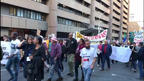 Thousands take to streets in Cape Town to call for removal of Zuma (EXo)