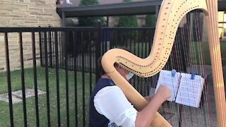 Tulsa woman plays music for voters waiting in line