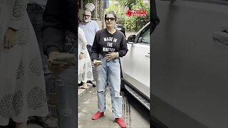 Raveena Tandon BRIEFLY poses for the paps outside the dubbing studio 😍 #shorts