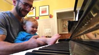 Baby spiller piano med føttene sine!