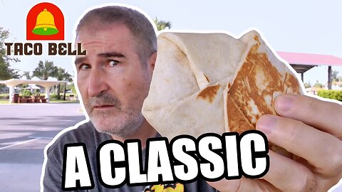 Reviewing The Taco Bell Sausage Breakfast Crunchwrap At The Beach! 🍳🌯😮