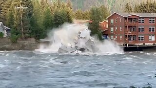 Desprendimento glacial faz casa desmoronar no Alasca