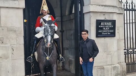 take the hint tourist #horseguardsparade