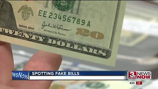 Spotting counterfeit bills during the shopping season