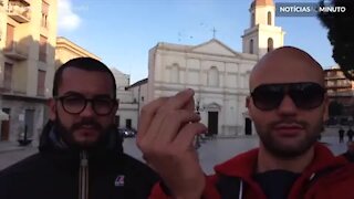 Turistas se "teletransportam" por pontos turísticos de Paris