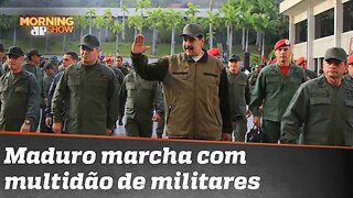 Maduro dá demonstração de força ao marchar com multidão de militares