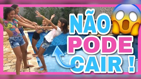 NÃO CAIA NA PISCINA 😱 / DESAFIO DA PISCINA - 3 irmãs demais - kids fun