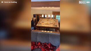 Cette femme voit tomber par terre son puzzle de 9000 pièces