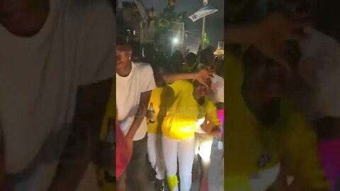 População do Haiti comemoram nas ruas a classificação do Brasil para as quartas da Copa do Mundo