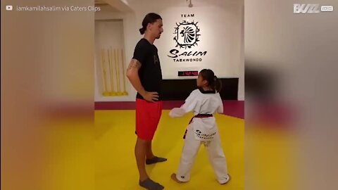 Cette petite pro de taekwondo s'en prend au nez d'Ibrahimović