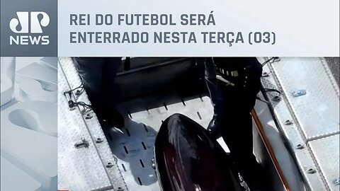 Velório se encerra e cortejo do corpo de Pelé começa nas ruas de Santos