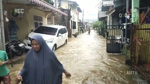 Banjir besar terjadi saat HUT RI ke 78 di kota padang kuranji @tribunpadang #padang #banjir