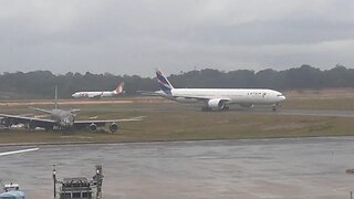 Boeing 777-300ER PT-MUJ e Boeing 737 MAX 8 PR-XMG vindos de Guarulhos para Manaus