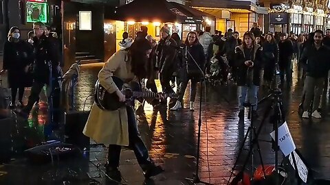 Busker leire mic keeps cutting out crowd encouraging her carry on #busker