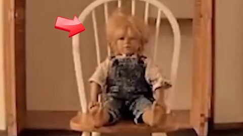 The moment when the doll moves while being monitored with a baby camera.