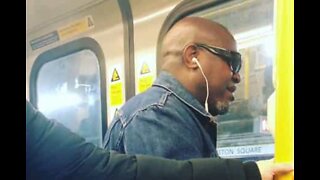 Man surprises passengers with fantastic voice
