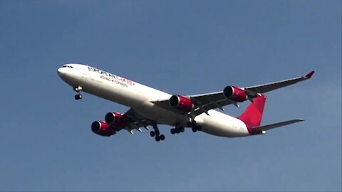 Airbus A340 landing