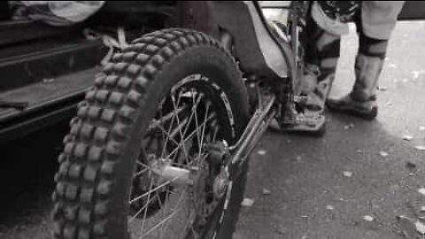 Cascades à haut risque au volant d'une moto