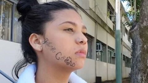 Covardia:Jovem é tatuada à força no rosto com o nome do ex-namorado