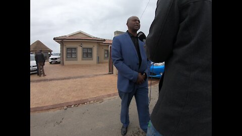 SOUTH AFRICA - Durban - HAWKS, Asset Forfeiture Unit raid Zandile Gumede's home(Videos) (Q5e)