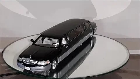 Model car unboxing: 1:28 2003 Lincoln Town Car Limousine - SS