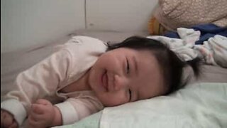 Bebê sonolenta acorda feliz