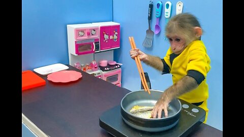 Cute Monkey helps housework