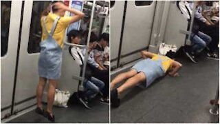 Fare esercizio fisico nella metro di Shangai