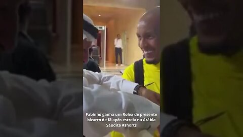 Fabinho ganha um Rolex de presente bizarro de fã após estreia na Arábia Saudita #shorts #fabinho