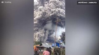 Vídeo mostra poderosa erupção de vulcão na Indonésia