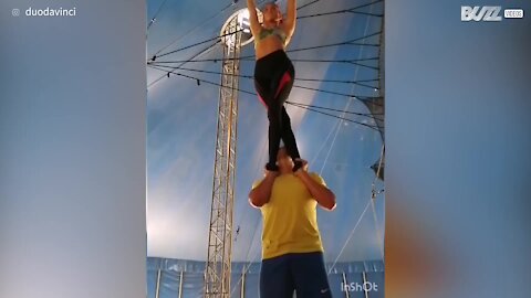 Acrobatas mostram as dificuldades nos treinos de um circo
