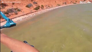 Ce kitesurfeur atterrit sur une falaise