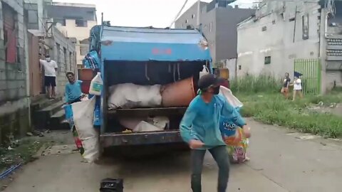 POB Raw video: Garbage man dancing