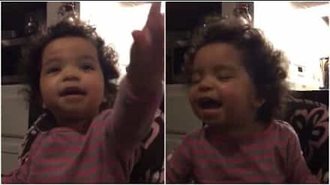 Bimba di due anni canta un brano di Adele