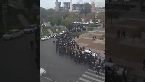 إيران مئات العمال من مصافي النفط قرروا الإضراب الكامل عن العمل.