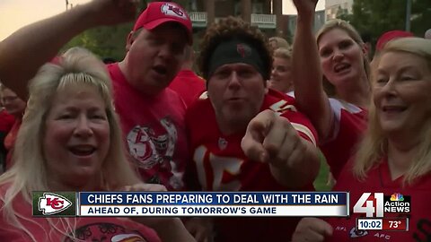 Rain doesn't dampen spirits for art enthusiasts, Chiefs fans