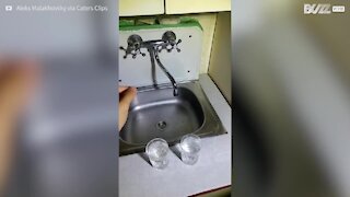 Ce robinet aspire l'eau au lieu de la déverser!