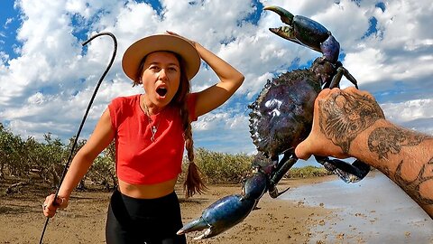 GIANT CRAB vs MY GIRLFRIEND Her first crab caught by hand - CATCH AND COOK