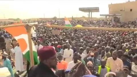 مظاهرات حاشدة (الجمعة) أمام القاعدة العسكرية الفرنسية في نيامي تطالب برحيل القوات الفرنسية.#النيجر