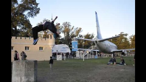 Sbaglia il salto mortale mentre è in aereo, e cade