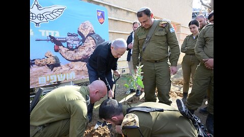 Árboles en suelo empapado de sangre en memoria del 7-O