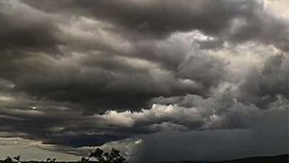 Upea myrsky Australian taivaalla