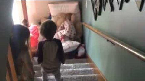 Un bambin tombe dans les escaliers et atterrit sur des coussins