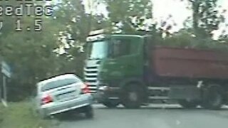 Mercedes C180 Police chase, trucker TRIES to HELP to stop it! Learn from Active Driving Encounters